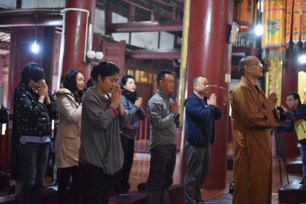 (行愿者于圣水禅院向宽航法师请教拜佛仪轨,宽航法师悉心授教)