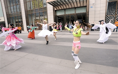 昨日,观音桥步行街,媳妇舞宣告《重庆好媳妇》正式启动.