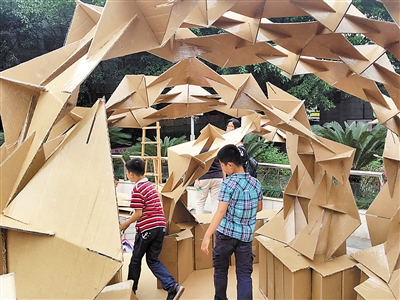 这座纸板搭的建筑可容8个人