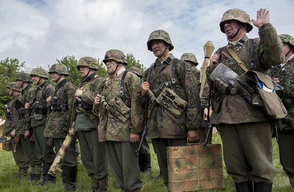 近日,500多名军事迷打扮成纳粹德军和盟军士兵的形象,在英国汉普郡