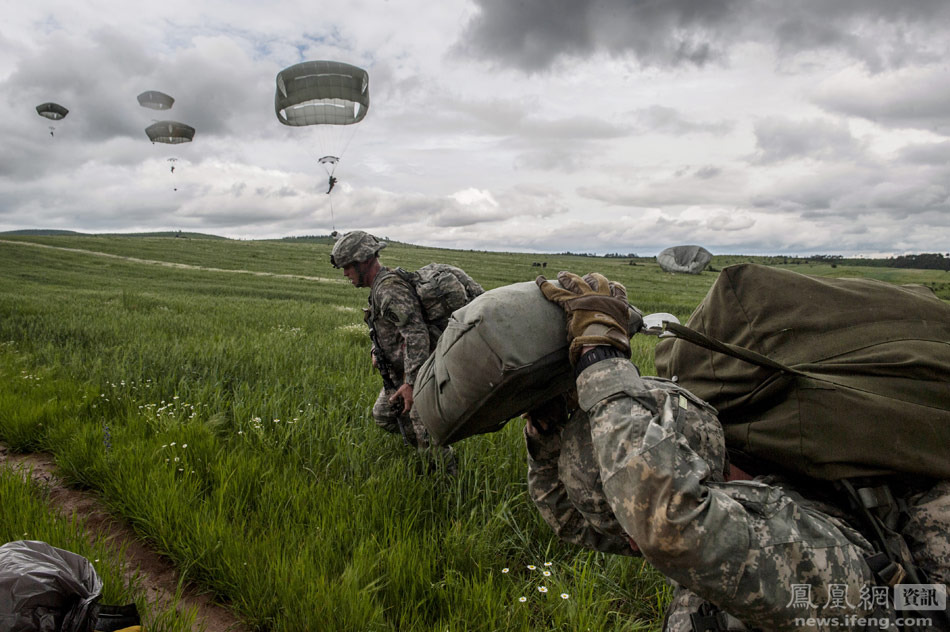 美军在科索沃空降演习