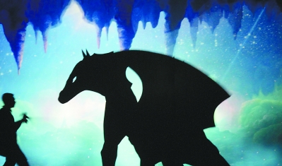 灯光突然暗了下来,音乐响起,只见舞台中央的幕布上不停变换着影子呈现