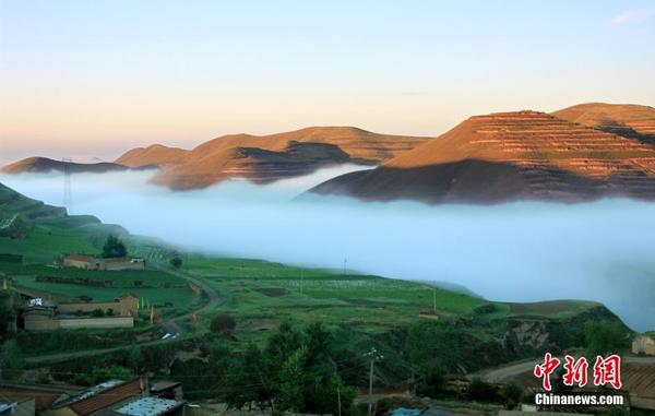 6月30日,甘肃省永登县通远乡边岭村"云海"如画.