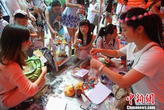 南京志愿者“益起SALE”爱心义卖传播正能量|爱心|义卖_凤凰资讯
