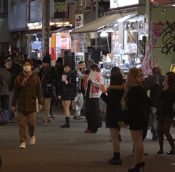 纪录片揭秘日本援交文化 少女陪大叔聊天暗藏性交易(图)