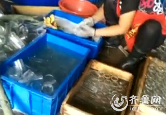 一名工人正在餐具廠內清洗餐具。(視頻截圖)