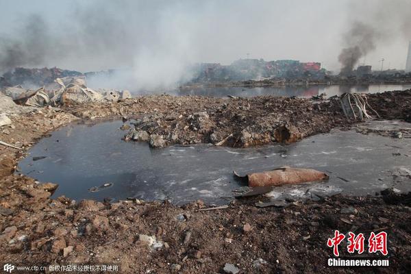 天津滨海化学品爆炸现场烟雾逐步散去,爆炸"原点"现出一个巨大的坑,坑