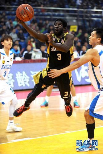 资料图:山东队员杰特在"山东德比"中上篮.图片来源:新华网.