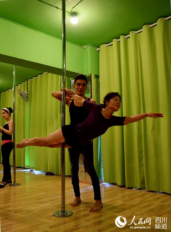 成都一年近7旬大妈跳钢管舞:广场舞没有挑战性(组图)