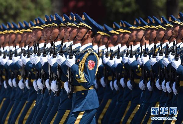 纪念抗战胜利70周年大会在京举行三军仪仗队方队接受检阅