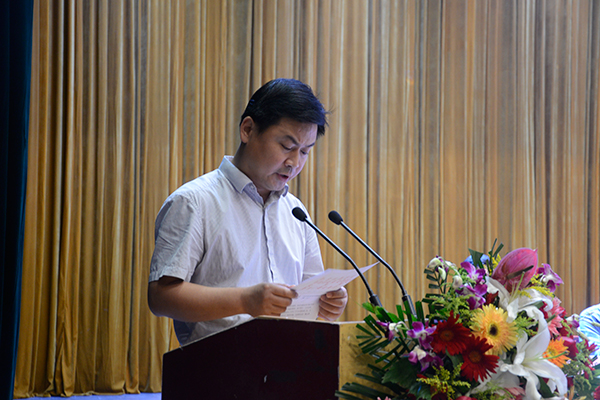 李尕果宣读《表彰2015年度"开封最美乡村教师"的通知》.