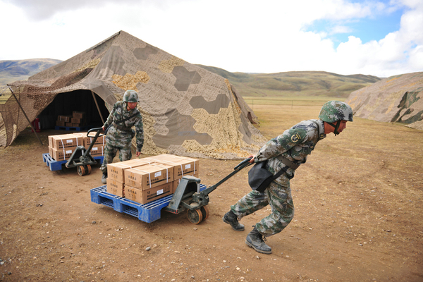 "补给行动 2015"物资油料保障演练在藏北高原举行