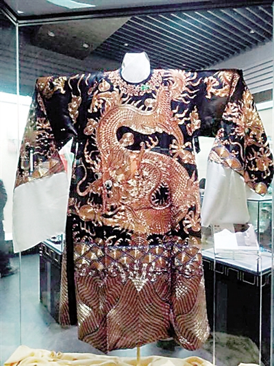 川剧博物馆馆藏宝贝 黑蟒戏服二两黄金打造_手机凤凰网