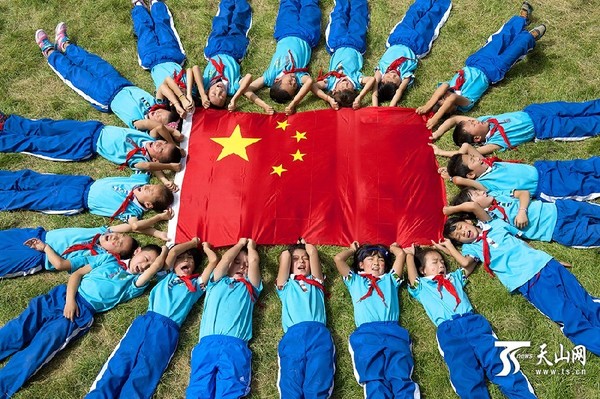 9月16日,叶城县第四小学组织学生摆出以国旗为中心造型献礼自治区60