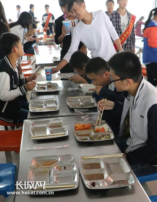 拒绝剩饭 石家庄工商职业学院试水食堂自助打饭|学生|学生会_凤凰资讯