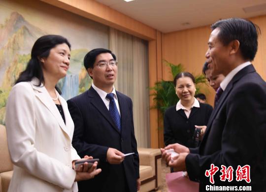 图为肇庆市委书记徐萍华(左一),市长赖泽华(左二)和副市长陈宣群(右二
