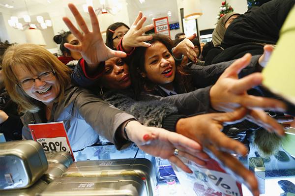 2012年12月26日,人们在位于英国伦敦的塞尔弗里奇百货公司抢购香水