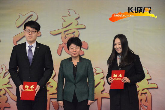 中共衡水市委常委,统战部长崔士霞为海外学子联谊会理事颁发聘书.