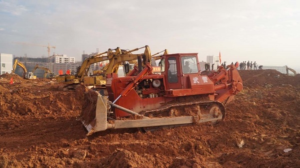 张程康开着推土机在滑坡现场作业(武警水电部队 供图)