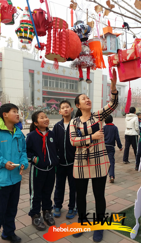 沧州市运河区水月寺小学开展庆元旦挂灯笼活动