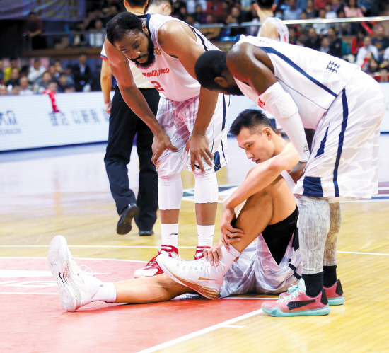易建联在比赛中受伤倒地 羊城晚报记者 郑迅 摄