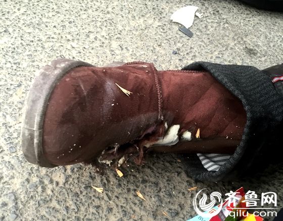 区堤口路大润发门口发生一起交通事故,被撞中年女子一直躺在地上痛