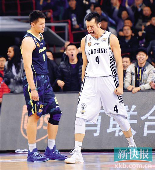 辽宁队球员廉明(右)在比赛中庆祝得分新华社发