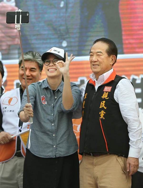 宋楚瑜高雄造势 女儿首站台:心疼爸爸(图)