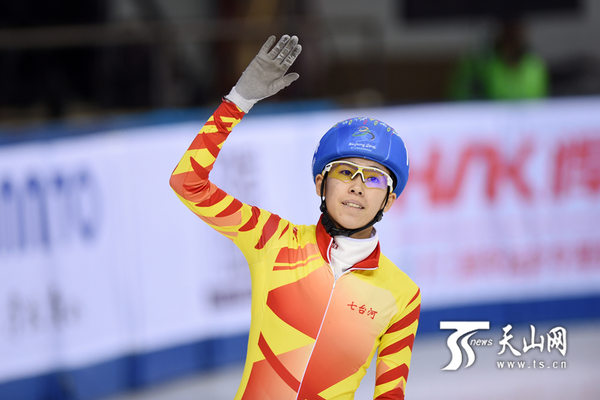 来自七台河市的范可新获得短道速滑成年女子组500米冠军后,向观众挥手