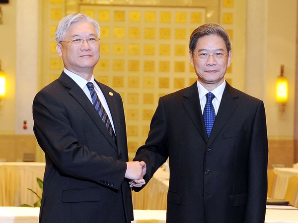 台湾方面大陆委员会负责人夏立言(左),大陆国台办主任张志军(右)