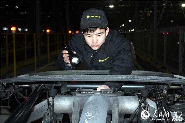 地勤机械师彭松正在进行受电弓系统检查作业.