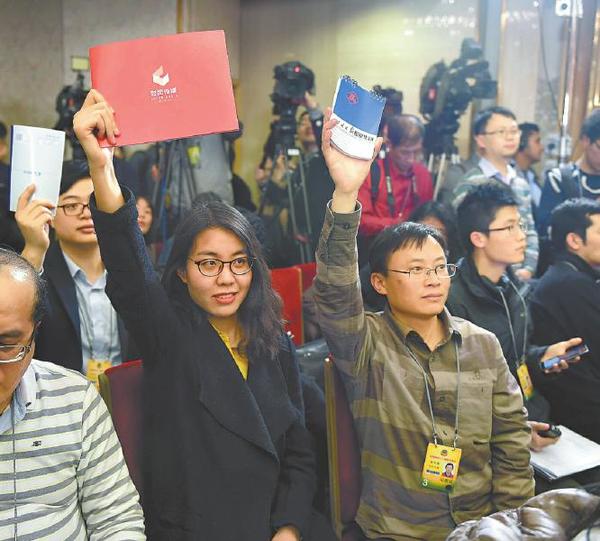 报,封面新闻特派记者张想玲(左)和四川日报特派记者唐伟荐举手提问