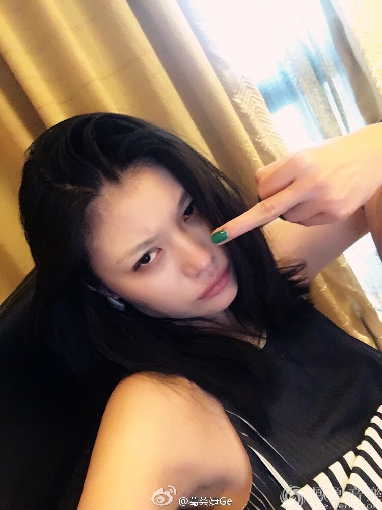 汪峰旧爱葛荟婕自拍送飞吻竖中指