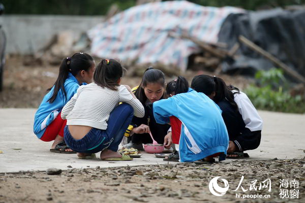 穿拖鞋奔跑的童年记海南笔架小学留守儿童