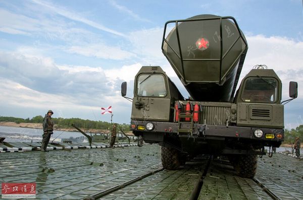 俄军"白杨"导弹发射训练车通过重型浮桥.