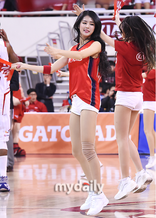 近日,韩国火辣体育宝贝兰女神助威篮球赛场,曼妙舞姿秀美腿