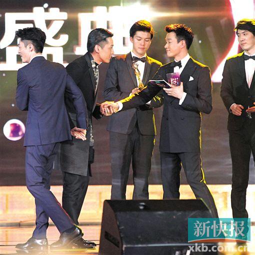 "胡霍cp"揽四奖,"牵小手"领奖