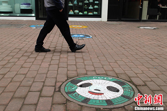 涂成"大熊猫"的井盖. 张浪 摄