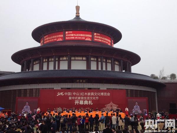 　　本届博览会的场地设在刚刚落成的中国（大涌）红木文化博览城，展览面积达2.5万平方米，吸引超过500家企业参展。（央广网记者 何伟奇 摄）