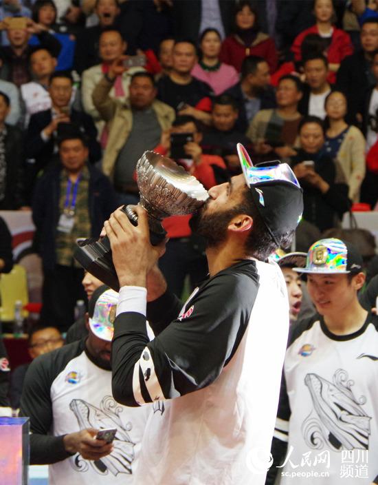 哈达迪亲吻总决赛mvp奖杯.(王军 摄)