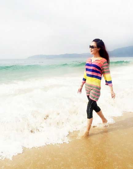 玖月奇迹王小玮三亚踏浪 开怀大笑心情甚好