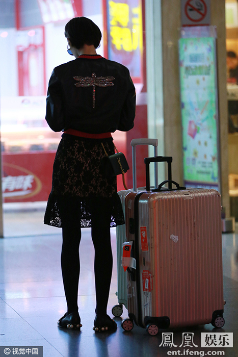 古力娜扎背影,身影甚是单薄.