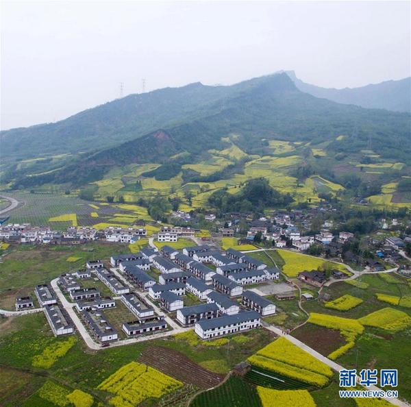 俯瞰芦山县龙门乡纸房山新村聚居点(3月26日摄.新华社记者 江宏景摄