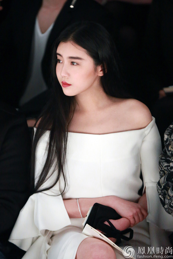 张辛苑现身上海时装周 黑发白裙回归古典清纯之美_凤凰时尚