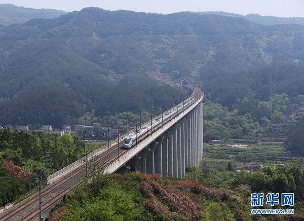 组图:合武高铁飞驰大别山