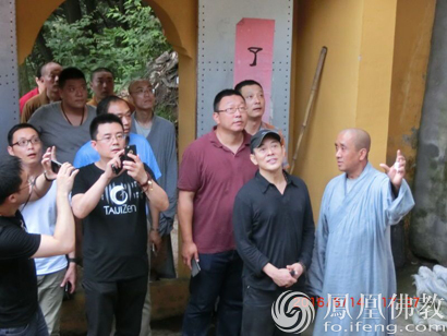 李连杰参访中国首所华严大学九华山翠峰寺
