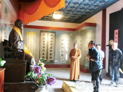 李连杰参访中国首所华严大学九华山翠峰寺