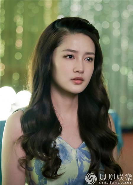 "清纯校花"李沁上演制服杀 《致青春》孟雪被赞出彩