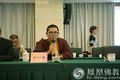 图为康定市市长甲么致辞