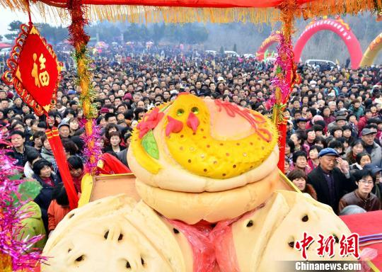 李龙文化山会上为祭拜龙母所做的"龙母大饽饽". 陈宏青 摄